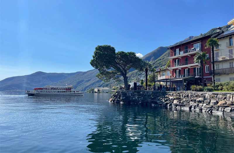Hanglage in Brissago mit Panoramablick auf den Lago Maggiore – attraktiver Standort für Immobilienverkauf