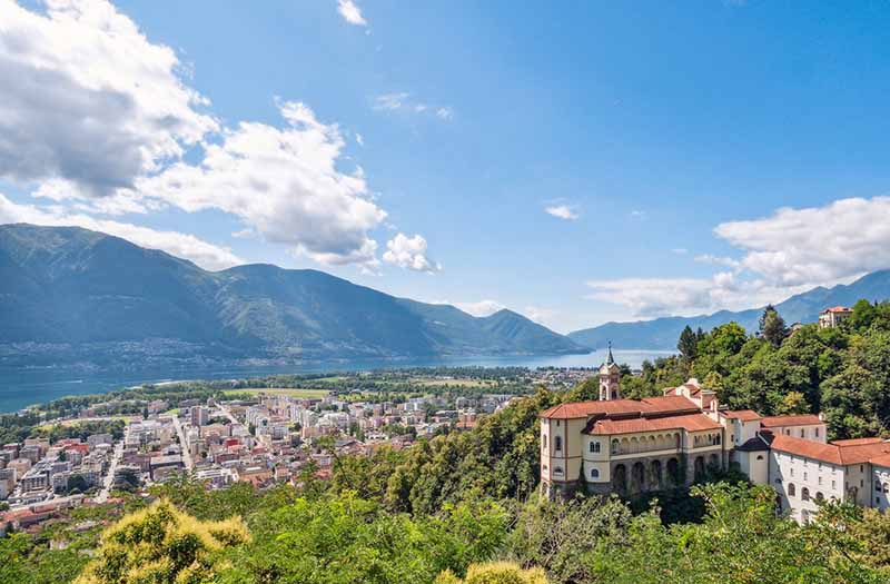 Vista panoramica da Orselina su Locarno e Lago Maggiore – località residenziale ricercata in Ticino