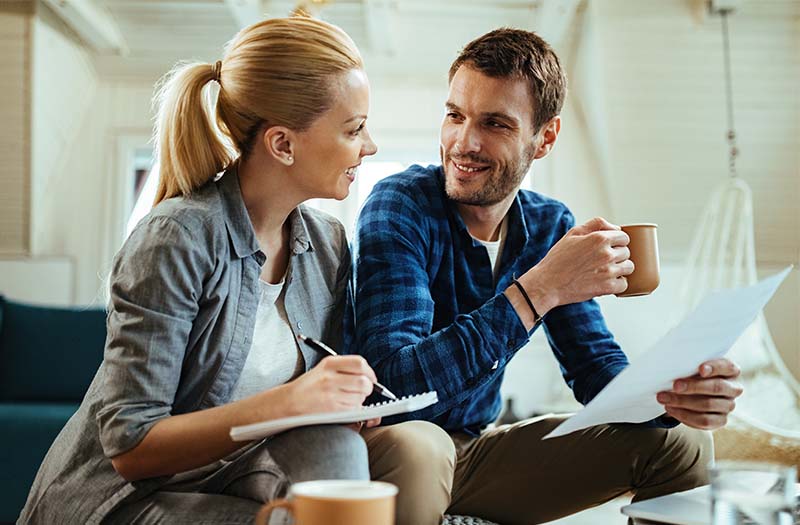 Pianificazione finanziaria condivisa in un contesto informale: l’immagine esprime l’importanza di avere una visione chiara dei mezzi propri in vista dell’acquisto.