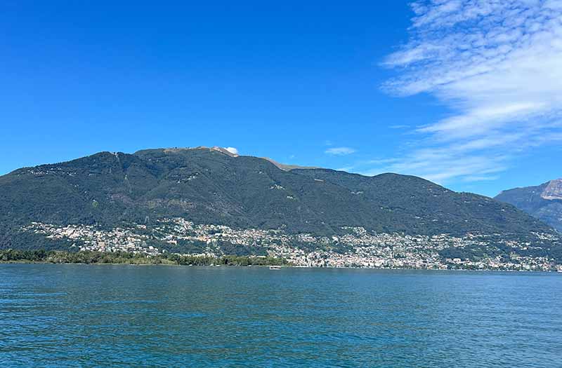 Vista su Muralto e Lago Maggiore vicino alla stazione di Locarno – località richiesta per la vendita immobiliare