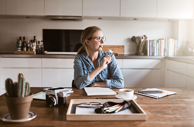 Una donna seduta al tavolo e pensa