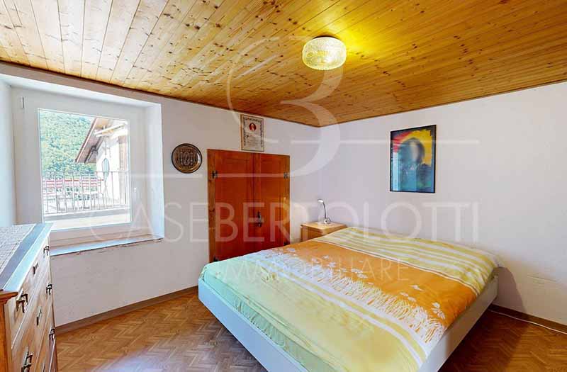 Gemütliches Schlafzimmer mit Holzdecke