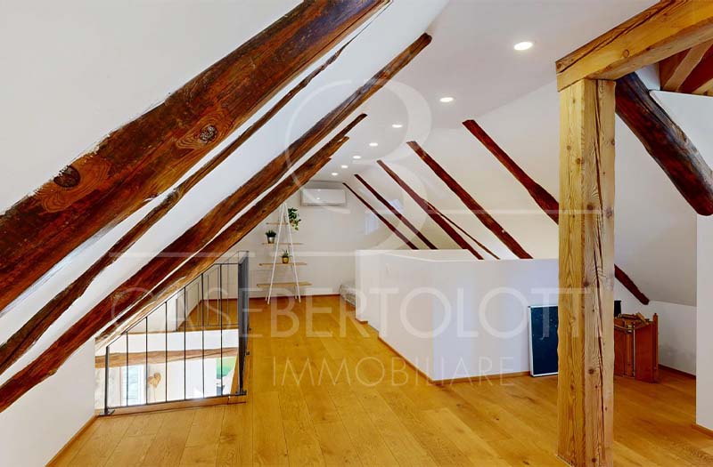 Ausgebauter Dachboden mit sichtbaren Holzbalken