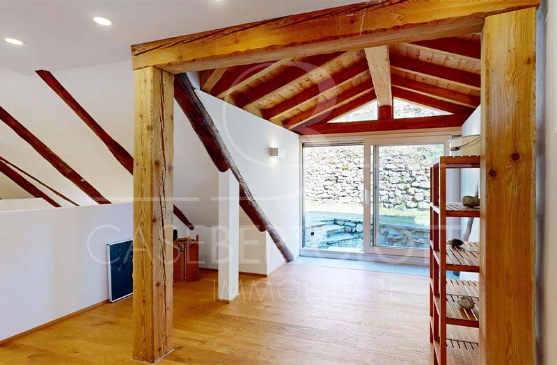 Ausgebauter Dachraum mit sichtbaren Holzbalken