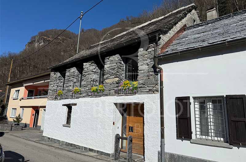 Historische Steinfassade im Dorf