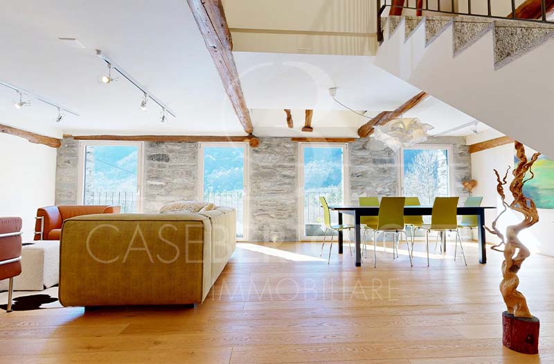 Heller Loft-Wohnbereich mit Esszone
