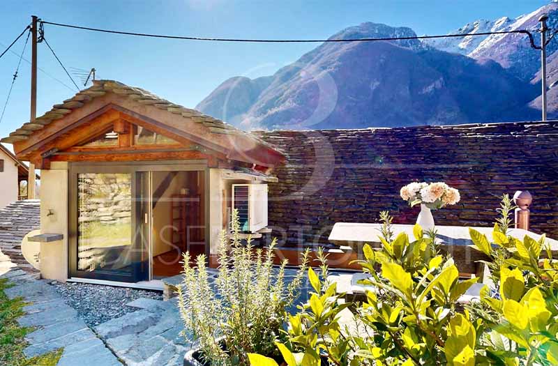 Steinhaus mit Terrasse und Bergblick