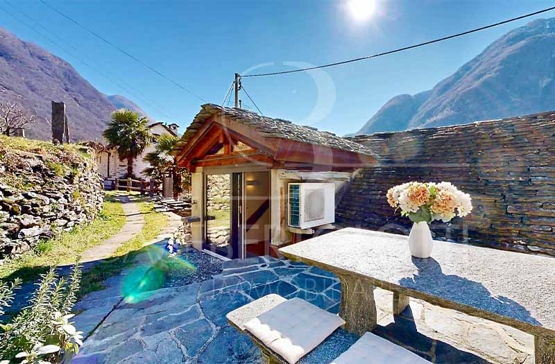 Außenbereich mit Terrasse und Bergblick