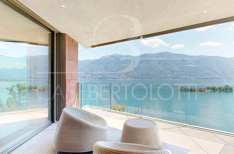 Seeblick von einer modernen Terrasse