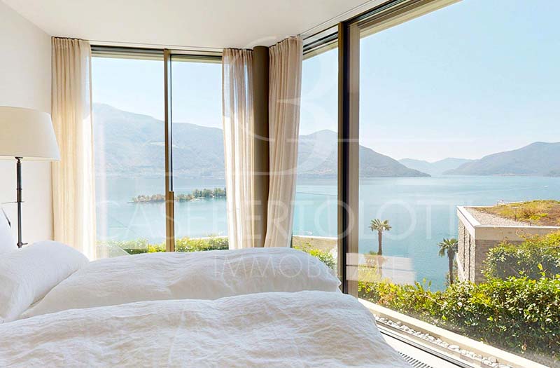 Schlafzimmer mit Panoramablick auf den See