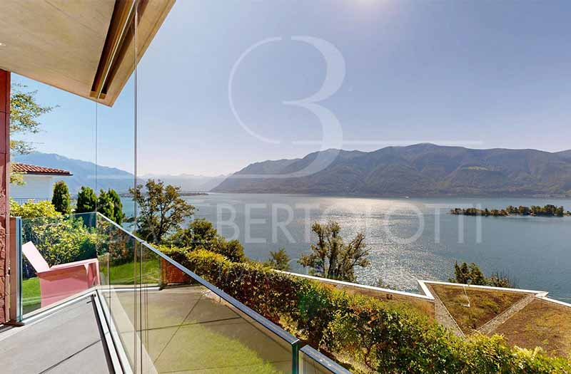 Seeblick von einem Balkon