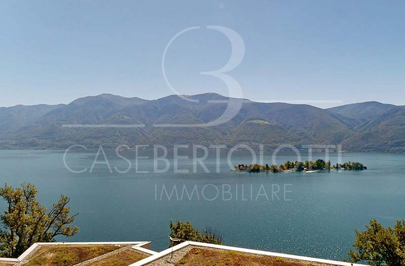Seeblick mit Insel und Bergen