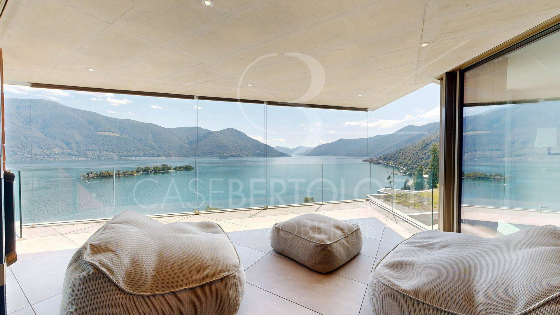 Terrasse mit Panoramablick auf den See