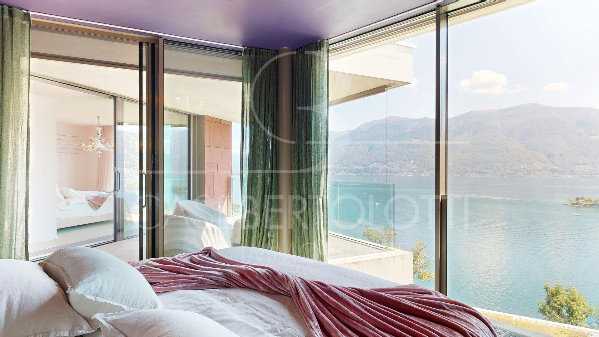 Luxuriöses Schlafzimmer mit Panoramablick auf See und Berge