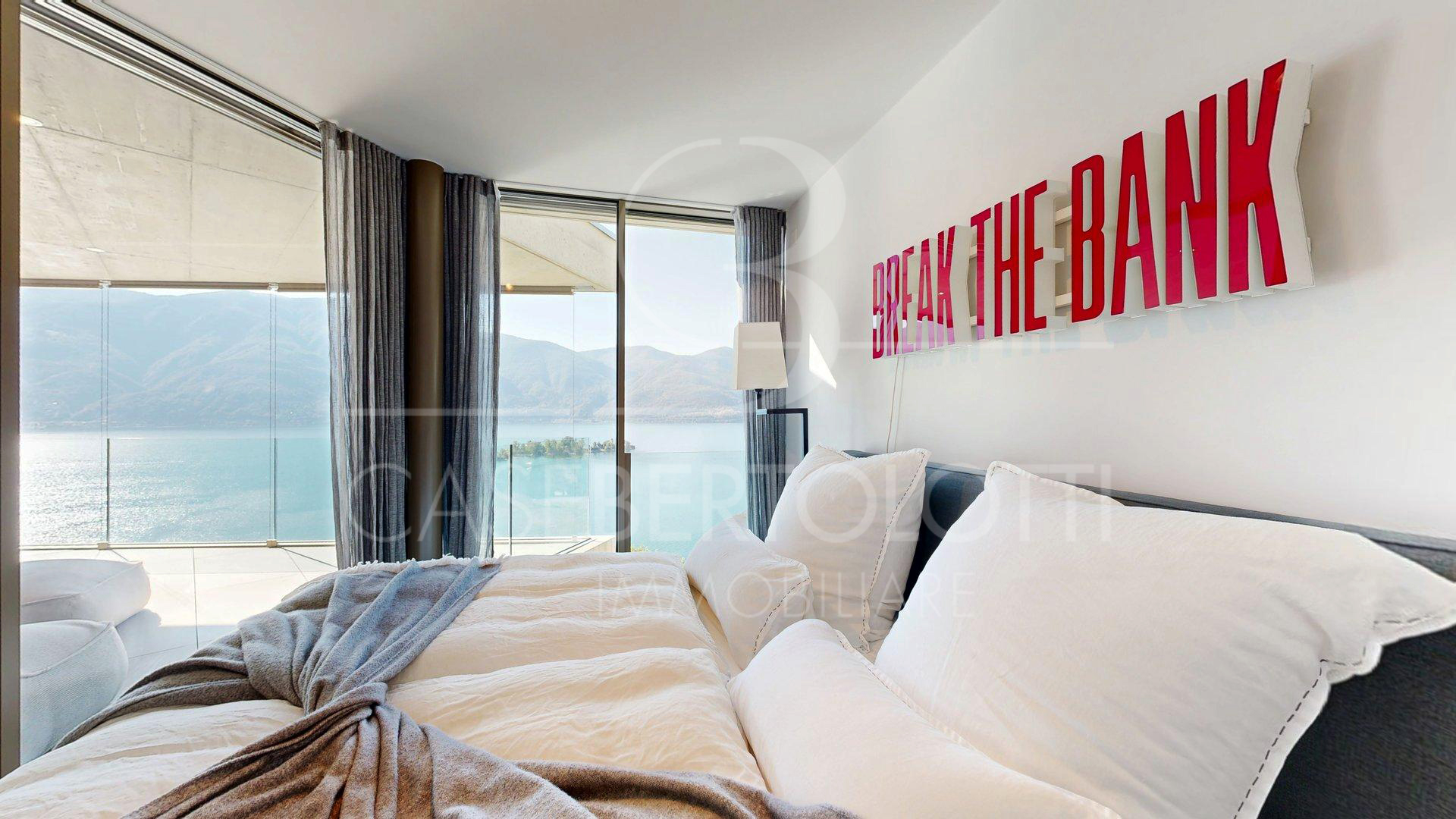 Schlafzimmer mit Seeblick und auffälligem Wandmotiv