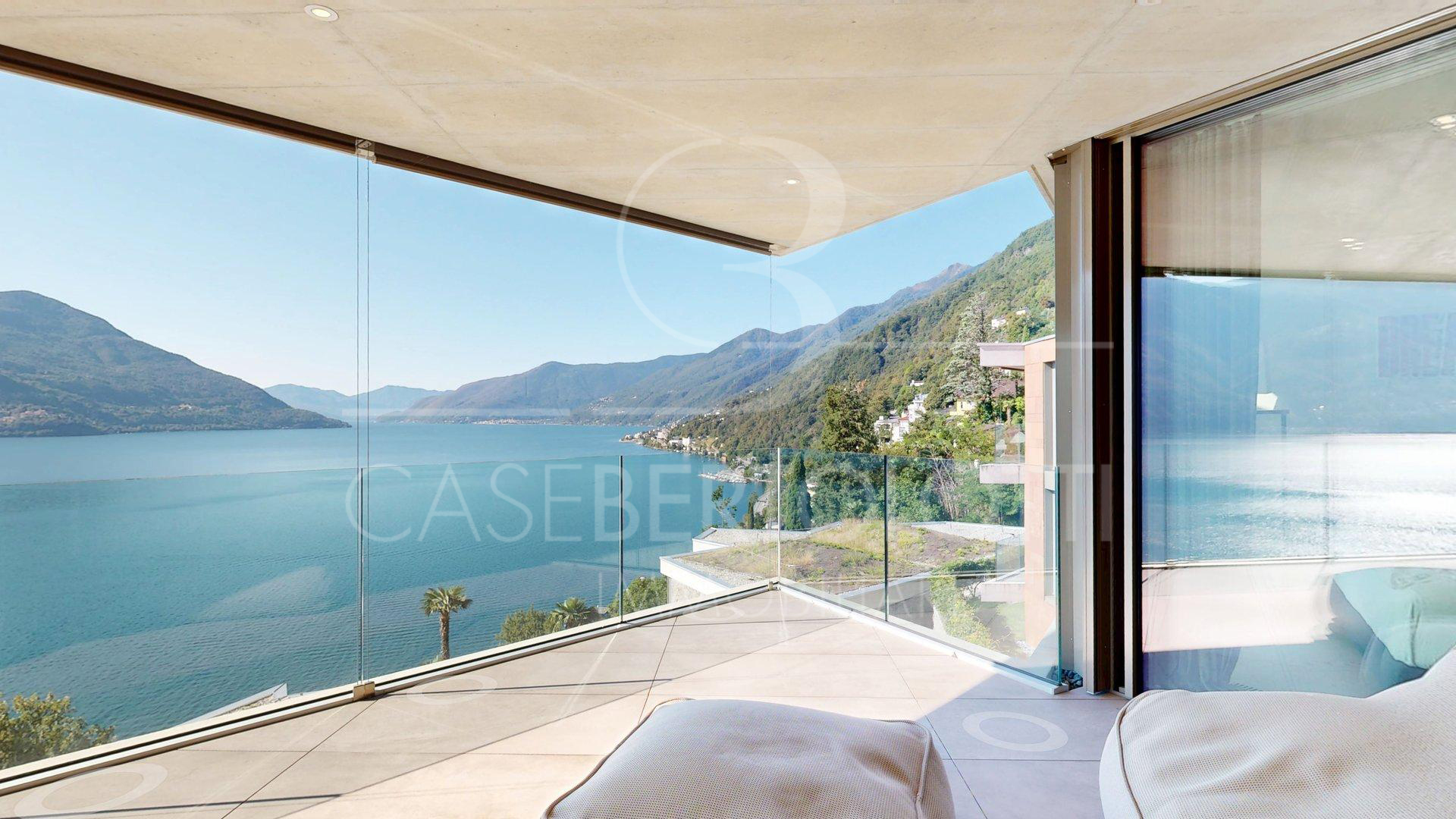 Balkon mit Panoramablick auf See und Berge