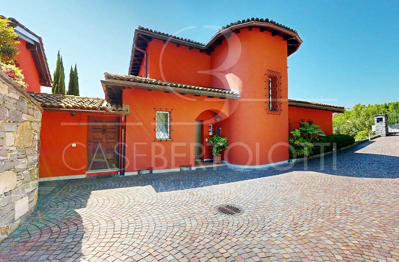 Orangefarbene mediterrane Villa mit Innenhof