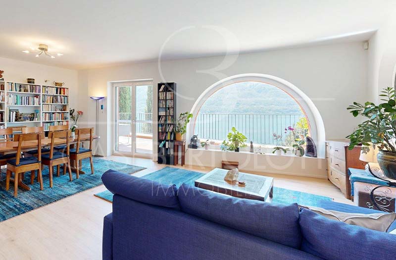 Helles Wohn-Esszimmer mit großem Rundfenster