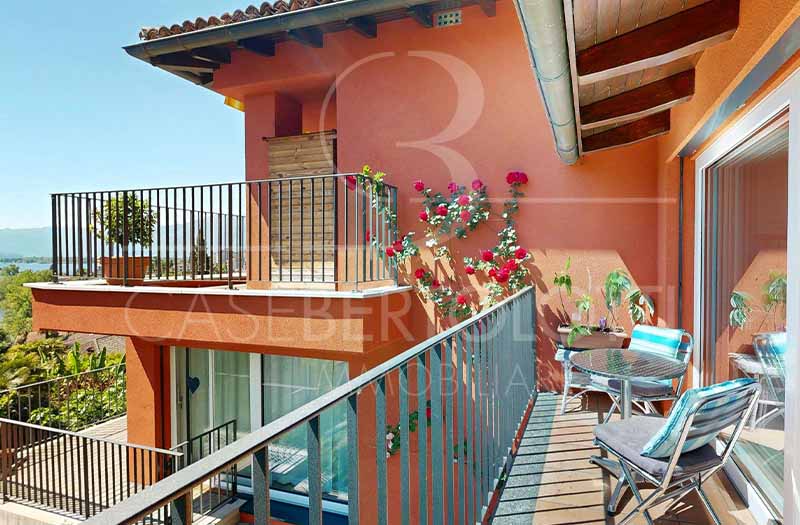 Terrasse mit Balkon und Seeblick