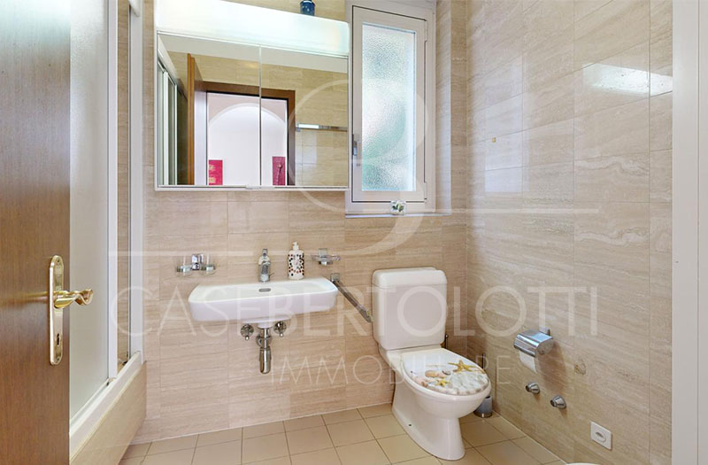 Helles Badezimmer mit Wand-WC und Spiegel