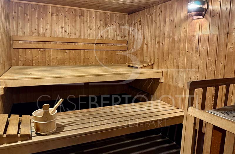 Holzsauna mit Bänken