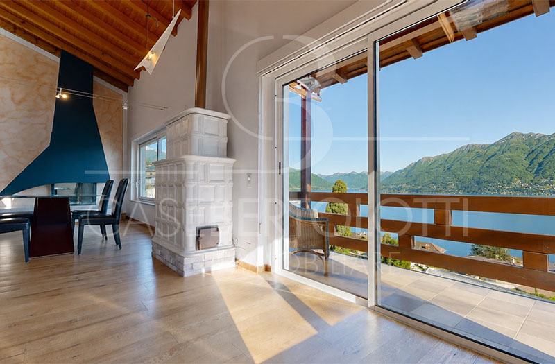 Heller Wohn- und Essbereich mit Seeblick und Terrasse