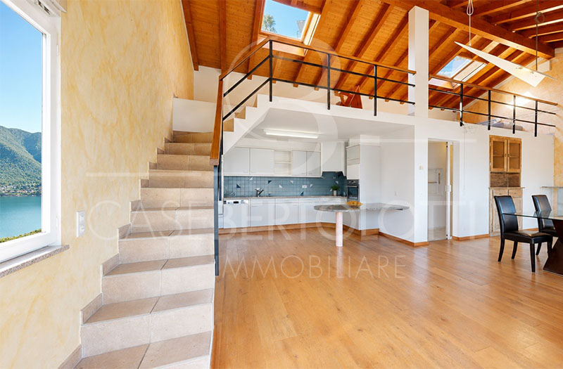 Offener Wohnbereich mit Galerie und Seeblick