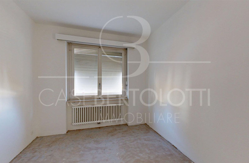 Leerer kleiner Raum mit Fenster und Heizkörper