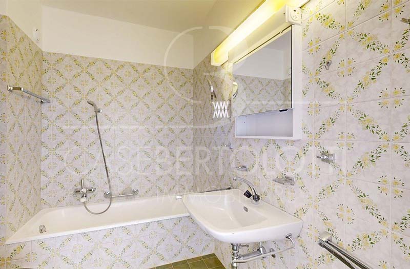 Badezimmer mit Badewanne und Waschbecken