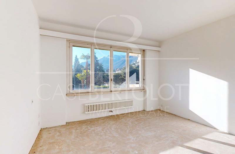 Heller leerer Raum mit großem Fenster