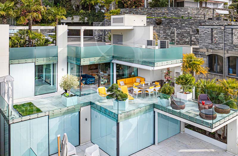 Moderne Dachterrasse mit Glasgeländern