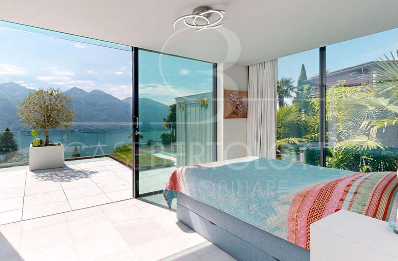 Schlafzimmer mit Panoramablick auf See und Berge