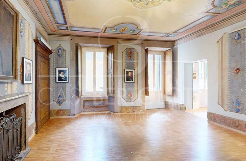 Historischer Raum mit Freskendecke und Kamin