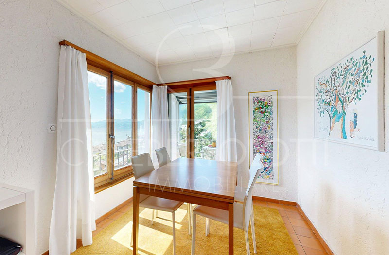 Heller Essbereich mit Seeblick