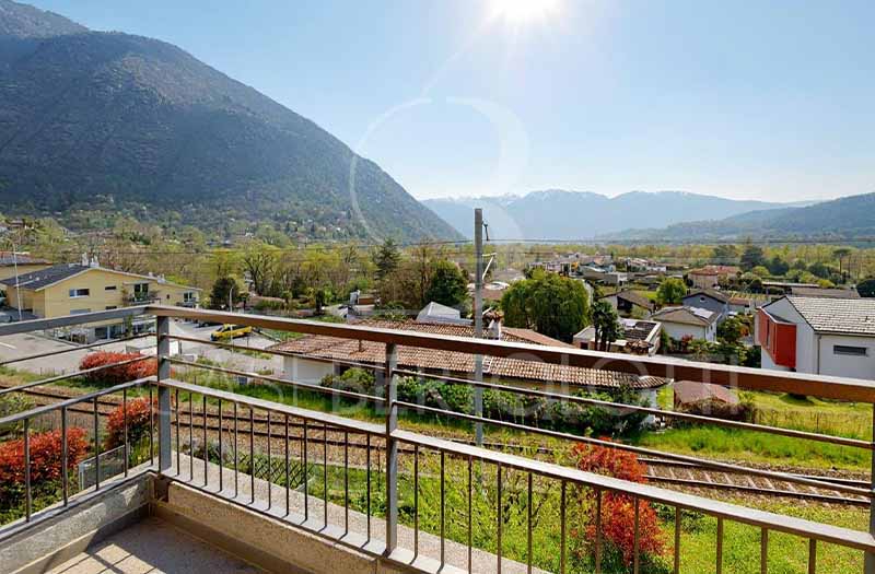 Balkon mit Berg- und Talblick