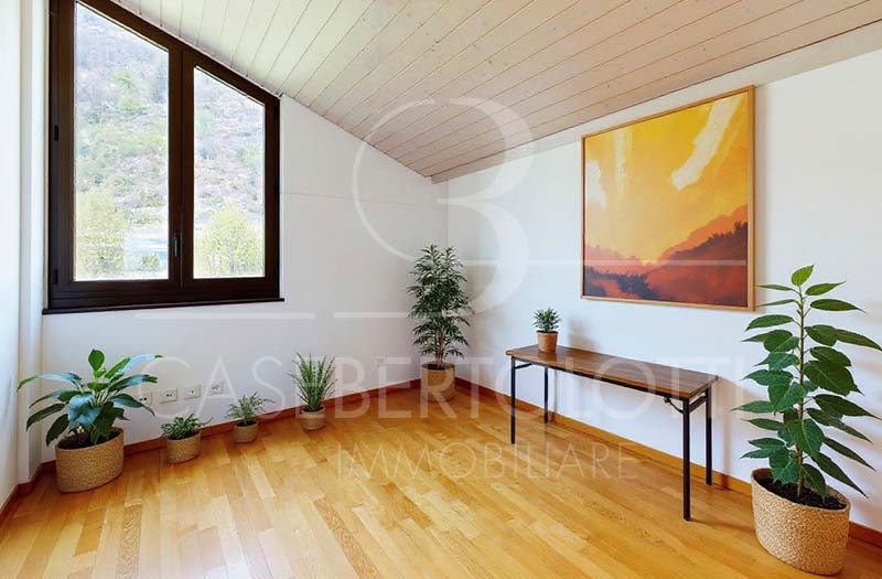 Heller Dachraum mit Holzfußboden