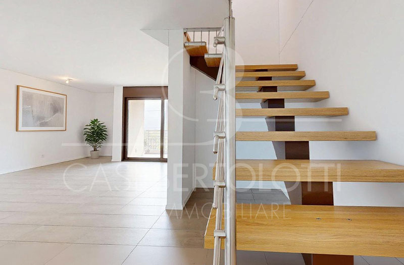 Moderner Wohnbereich mit offener Treppe