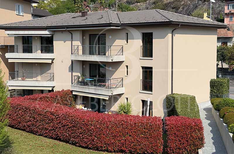 Mehrfamilienhaus mit Balkonen und gepflegter Außenanlage
