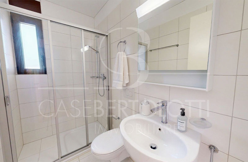 Kleines helles Badezimmer mit Dusche und Waschtisch