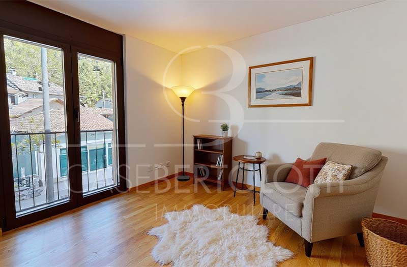 Heller Wohnraum mit Balkon und Lesesessel