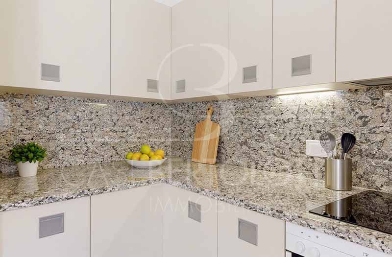 Moderne Einbauküche mit Granitarbeitsplatte