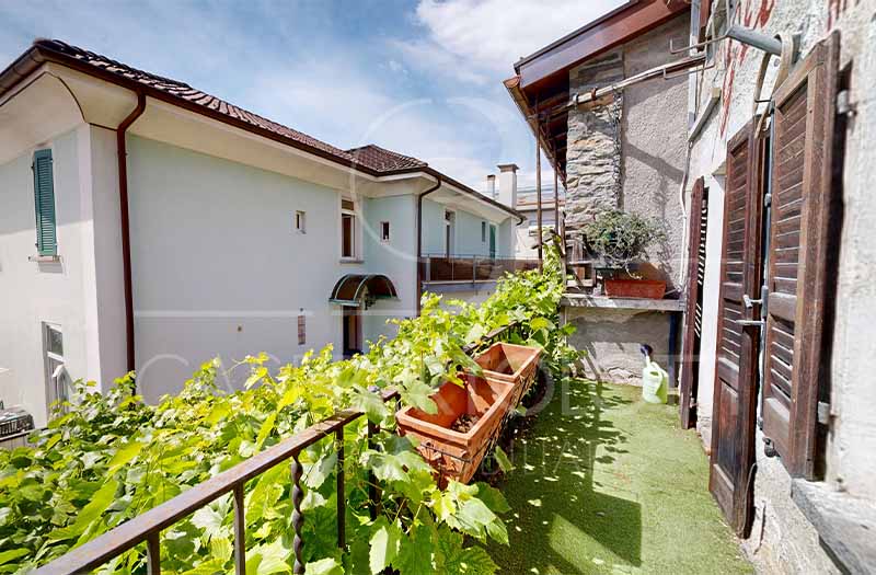 Balkon mit Blick auf Nachbarhäuser und Grünpflanzen