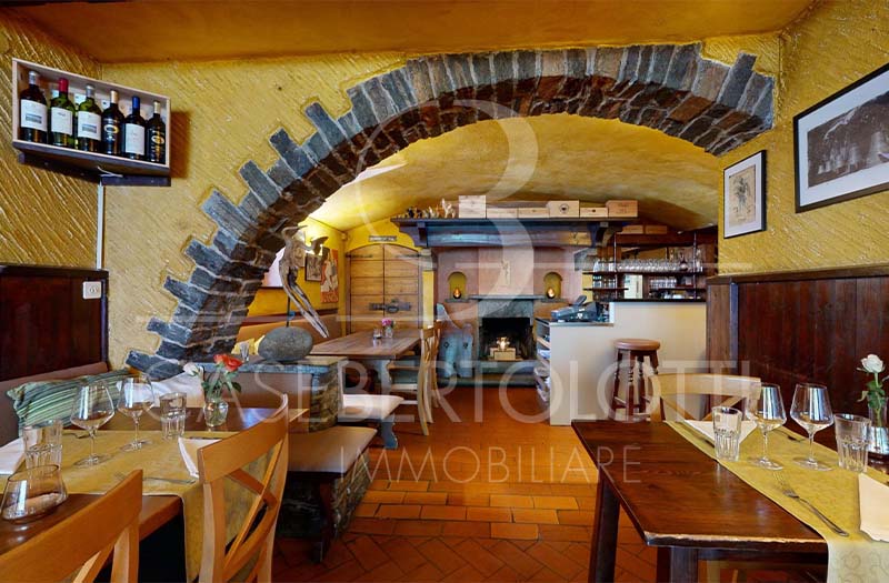 Rustikales Restaurant mit Gewölbe und Natursteinbogen