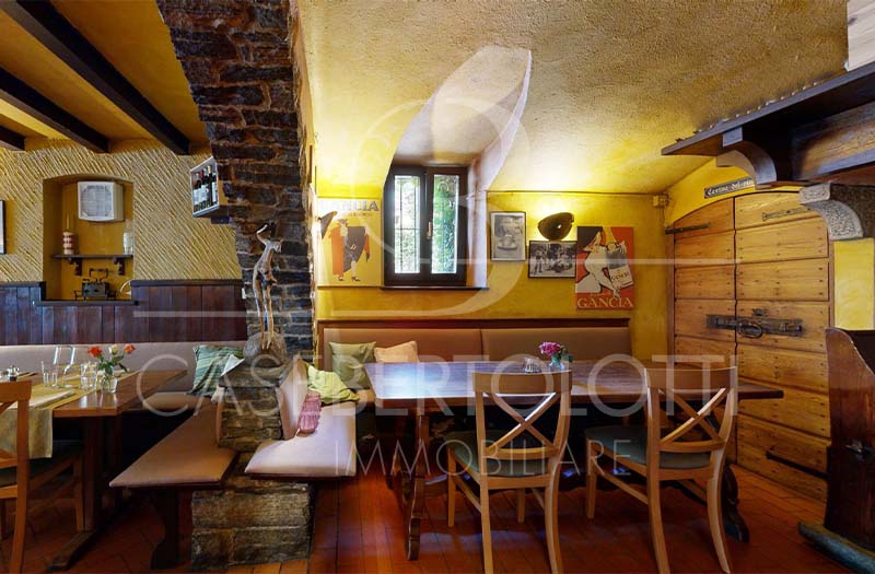 Rustikales Restaurant-Interieur mit Holz und Naturstein