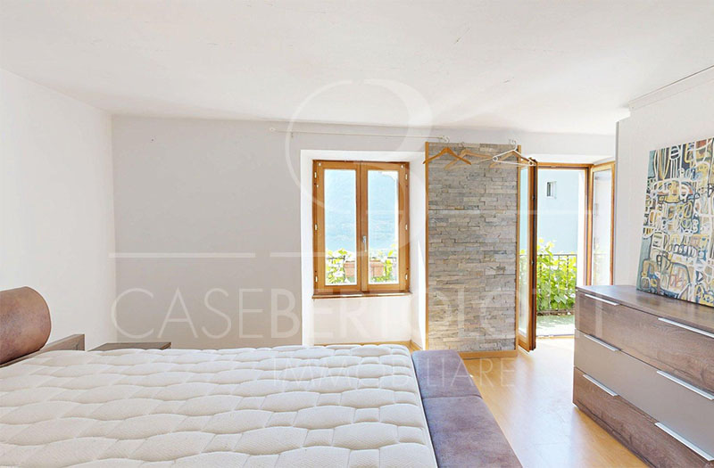 Helles Schlafzimmer mit Balkonblick