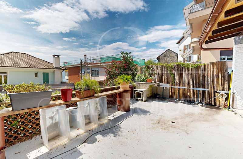 Dachterrasse mit Pflanzen und Sitzbereich
