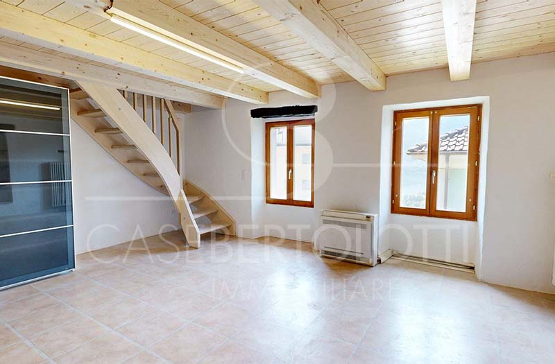 Heller leerer Raum mit Holzdecke und Treppe