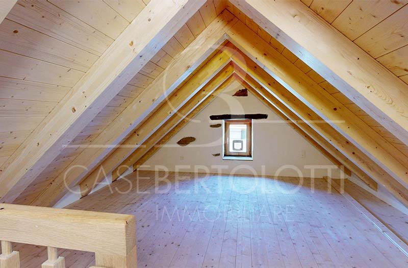 Dachboden mit Holzbalkenkonstruktion